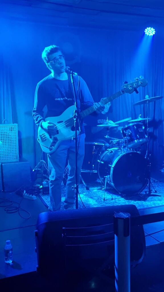 who can it be now.mp4