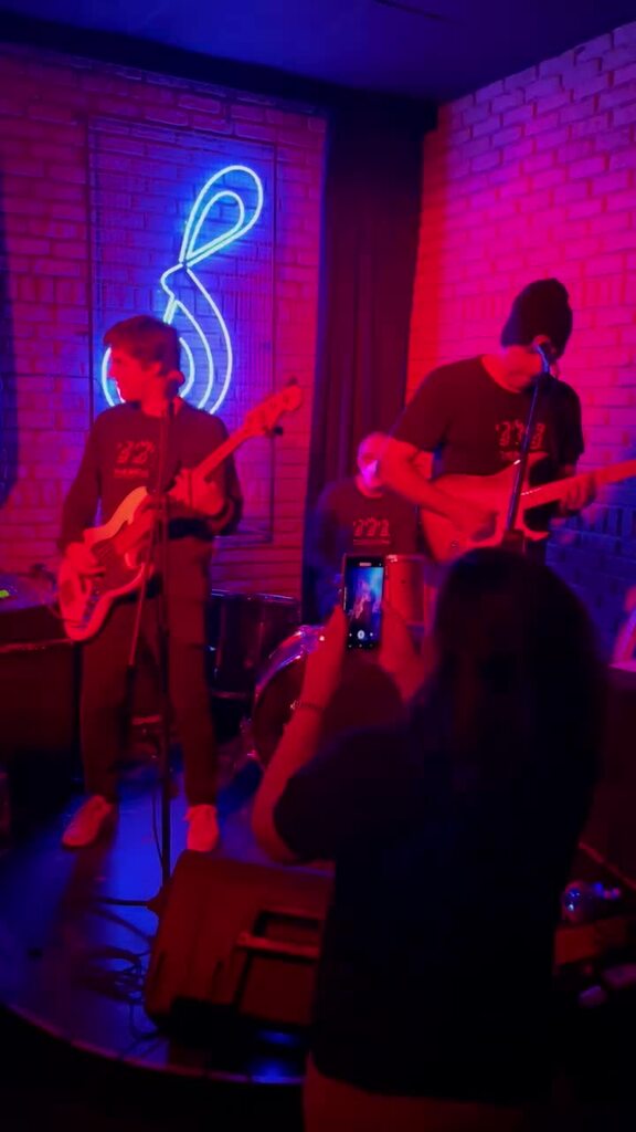 podres poderes no bar das artes.MP4